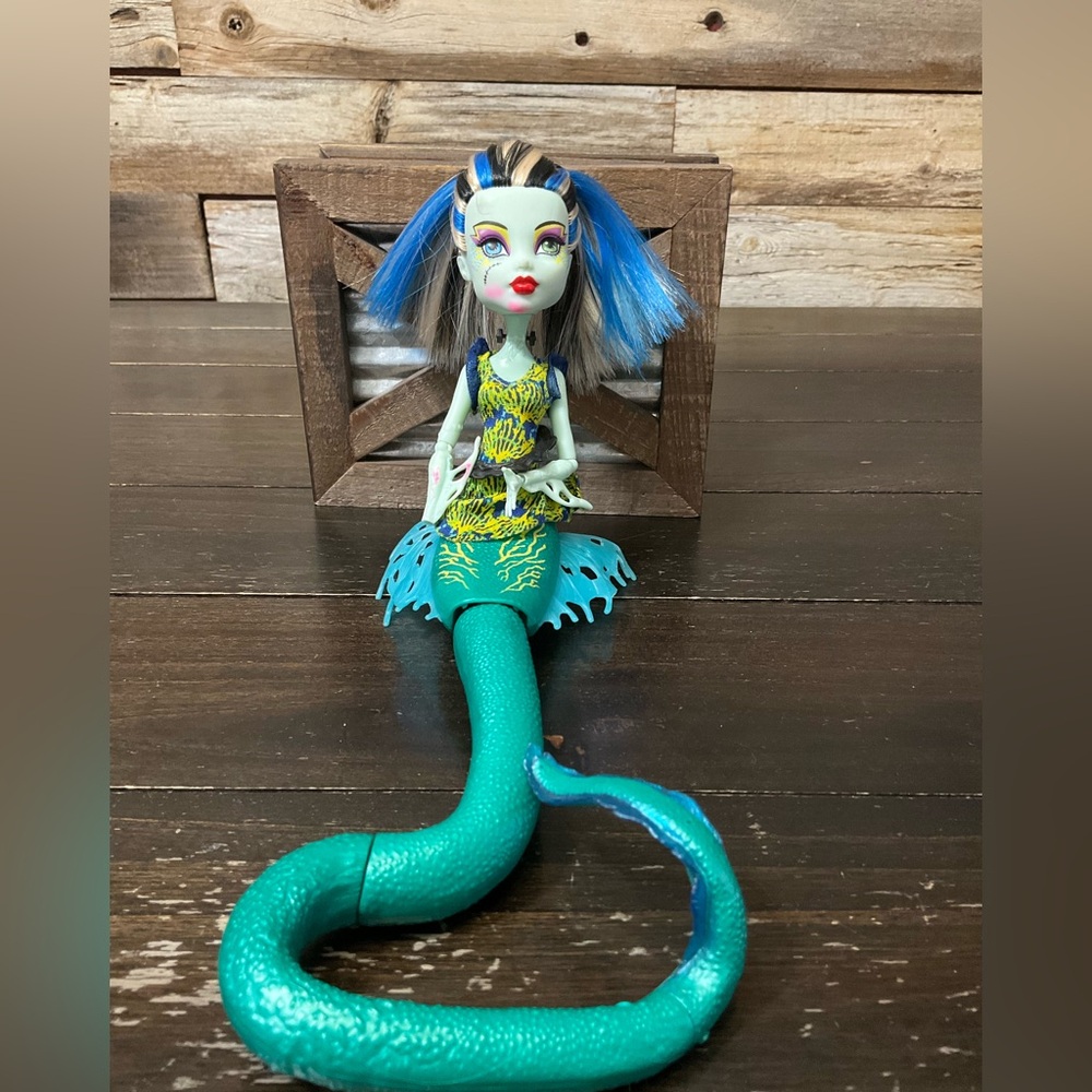MONSTER HIGH -- FRANKIE STEIN - GREAT SCARRIER REEF Sea Serpent Mermaid glow